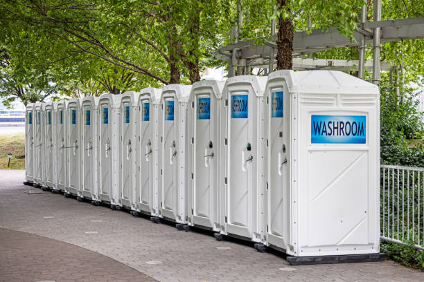 Best Portable restroom trailer rental  in Clinton, KY